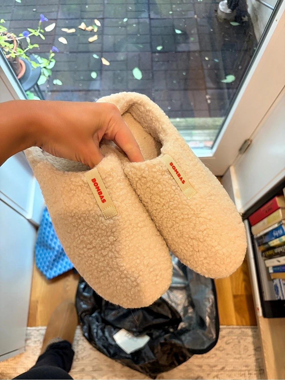 Bombas Fleece Slippers in Beige